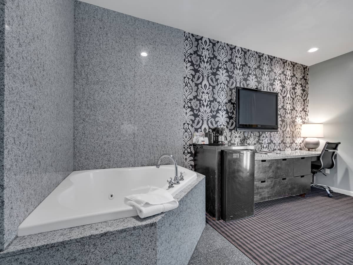 Poolside Suite - Tub and amenities