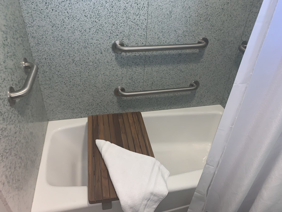 Deluxe King Accessible Bathtub